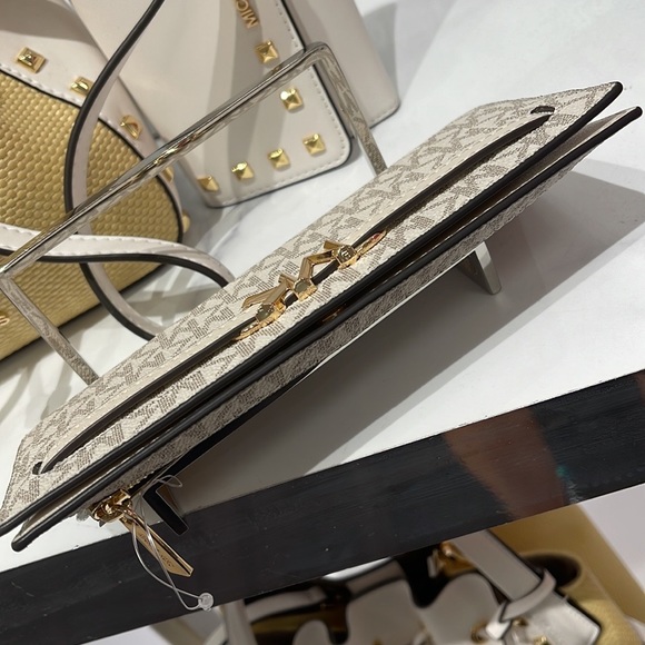 MICHAEL KORS
Reed Large Snap Signature Wallet
35S3G6RE3B
Light Cream Multi
NWT - Picture 10 of 16